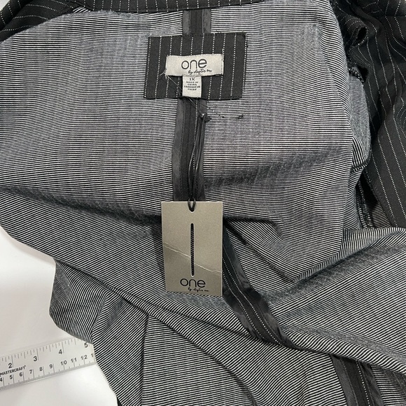 One by Chapter One Women’s Black Pinstrip Long Blazer - Picture 15 of 15